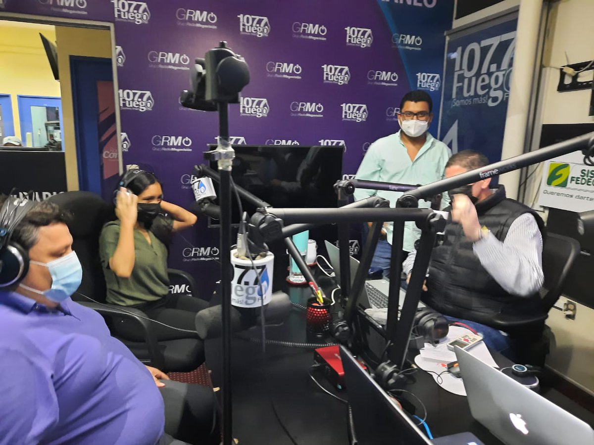 ramon_benjamin's tweet photo. Compartimos en Radio Fuego 107.7 @1077Fuego 📻 la experiencia con la alumna Marcela Mejía del @garciaflamenco acerca del prototipo #RoboTemp 🤖y el impacto en el tema de Robotica Educativa con #MentesFuturas. 🇸🇻👏 https://t.co/gftzupHlOT