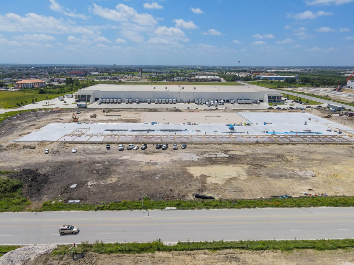 HPITX's tweet photo. See the latest construction photos from Hays Commerce Center. #hpi #commercialrealestate #commercialdevelopment #cre #industrialdevelopment #industrialrealestate #logistics #ecommerce #distribution #austintexas #sanantoniorealestate #kyletexas https://t.co/Mlyu7H1Hem