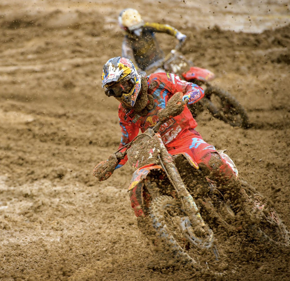 @ProMotocross @MarvinMusquin25 @BuddsCreekMX Fast forward 2 years, it's 2015: @MarvinMusquin25 conserves his goggles, finds a somewhat 'dry' line, and snags his third-straight overall victory in the 250s this season on the rain-soaked @BuddsCreekMX course.