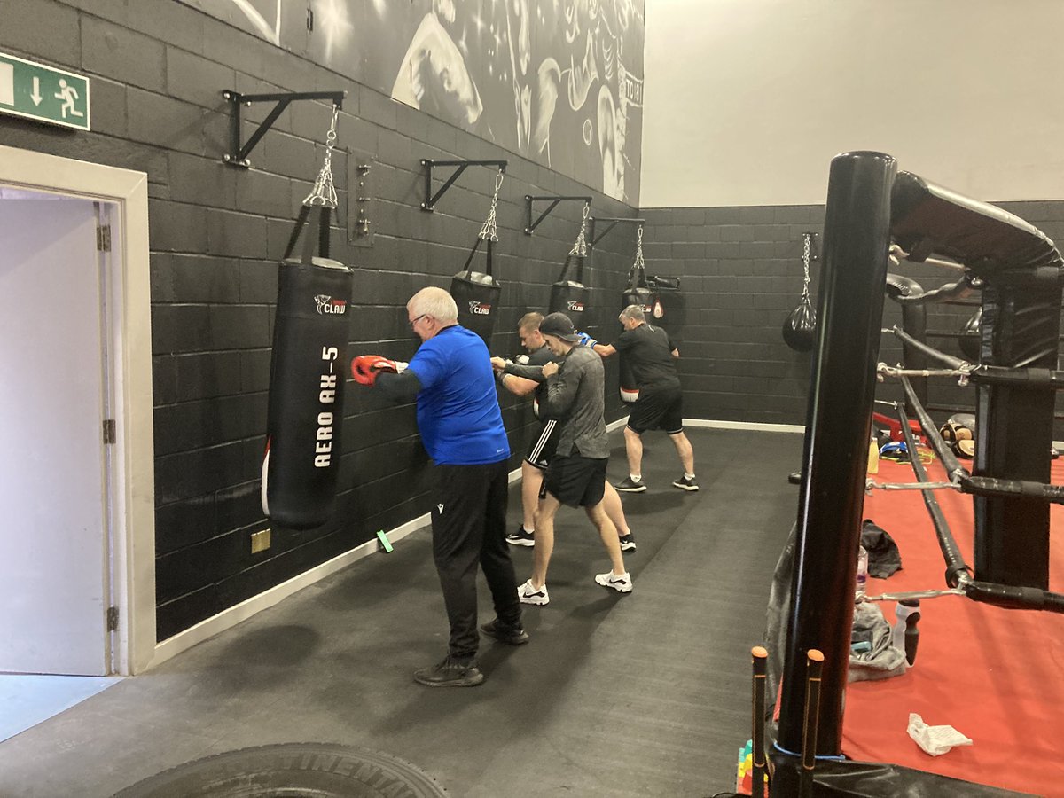 KillieCommunity's tweet photo. A hard shift for our @Bonnyton1912 Weigh To Go attendees this morning!
Great to work with Connor & Blair at #EvolutionGym
🥊 🏋🏻♂️ 🏃🏼♂️
@NHSaaa 👌🏻
#WeAreKillie 🔵⚪️⚽️ https://t.co/rozWfR4b9O