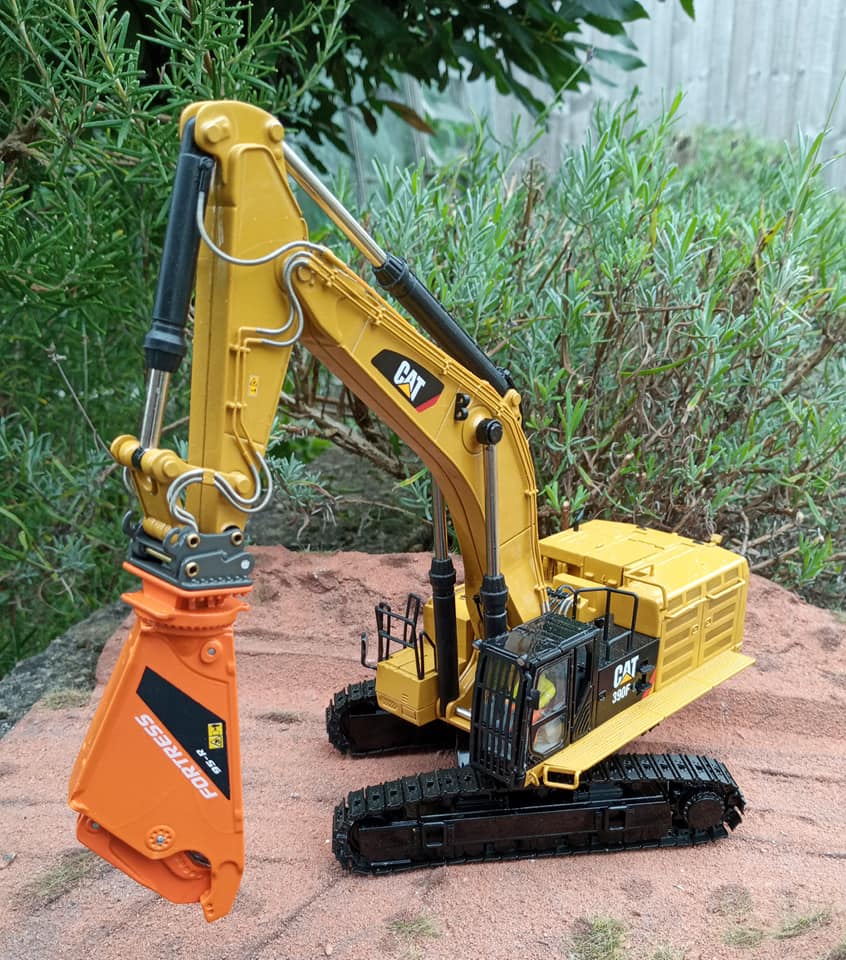 Gaz520's tweet photo. Cat 390F fitted up with the new Fortress 95-R shear https://t.co/0zGL1RKiqi