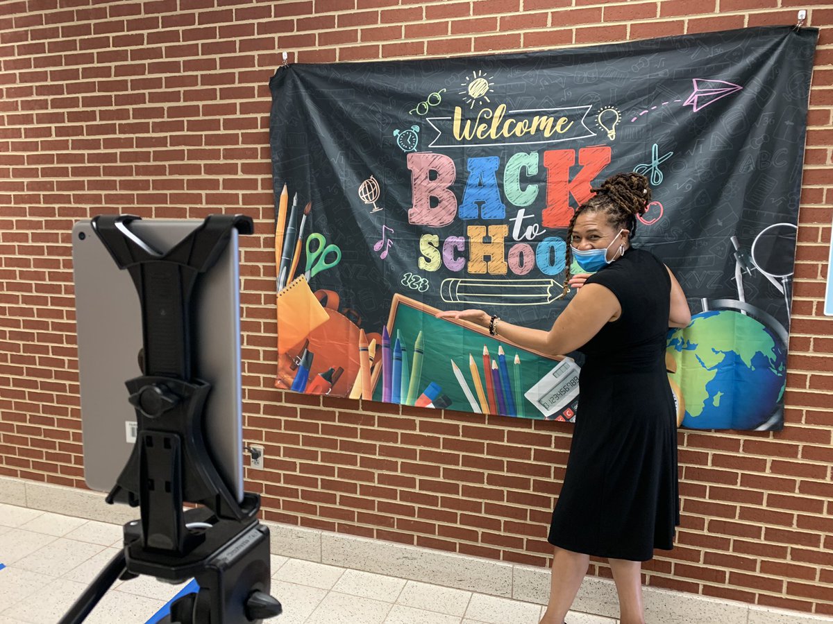 MrGreeneEDU's tweet image. This touchless photo booth is a huge hit w/ families during Open House! @Laurel_Hill_ES 😃 📸 #OurFCPS #familyengagement #R4likeneverB4 @Region4FCPS #BacktoSchool2021 @fcpsnews #FCPSReturningStrong 💪