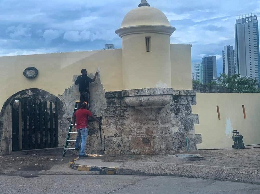 Heiderms09's tweet photo. Si a Epa Colombia le pusieron una multa excesiva y 5 años de carcel por dañar un bien público... quiero saber cuánto tienen que pagar los responsables  este año a un patrimonio histórico de la humanidad.  Amanecerá y veremos. #CartagenadeIndias https://t.co/TJFqW0FkWN