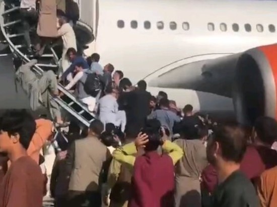 эвакуация из самолета. афганистан эвакуация самолет. эвакуация пассажиров из самолета. кабул аэропорт эвакуация. эвакуация самолетом.