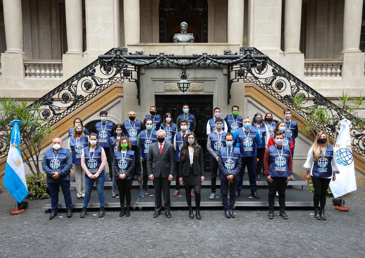 En el acto por por el Día Internacional de la Asistencia Humanitaria el canciller Solá reconoció, junto a la presidenta de la Comisión Cascos Blancos Marina Cardelli, a voluntarias y voluntarios que participaron de misiones nacionales e internacionales.

cancilleria.gob.ar/es/actualidad/…