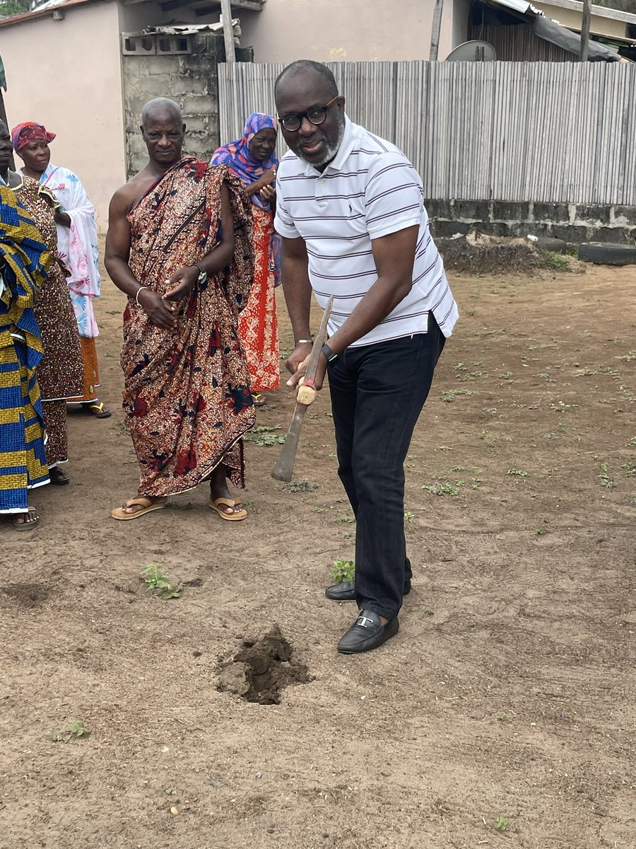 ebagnitchie's tweet photo. Ce 19 Août 2021 s'est déroulée le  lancement de la construction d'une école maternelle à Assouindé village. Le chef du village nana Souma en a profité pour faire des bénédictions pour le bon déroulement des travaux avant de donner le premier coup de pioche.#mairieassinie https://t.co/5iGgc3EkNb