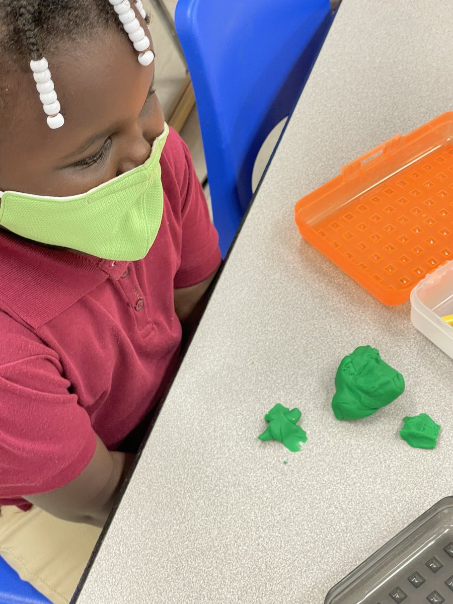 MrsGrahamTHES's tweet image. They couldn’t believe they made the letter T by rolling and stretching play dough. Fine motor skills at its finest! #chooseTHES