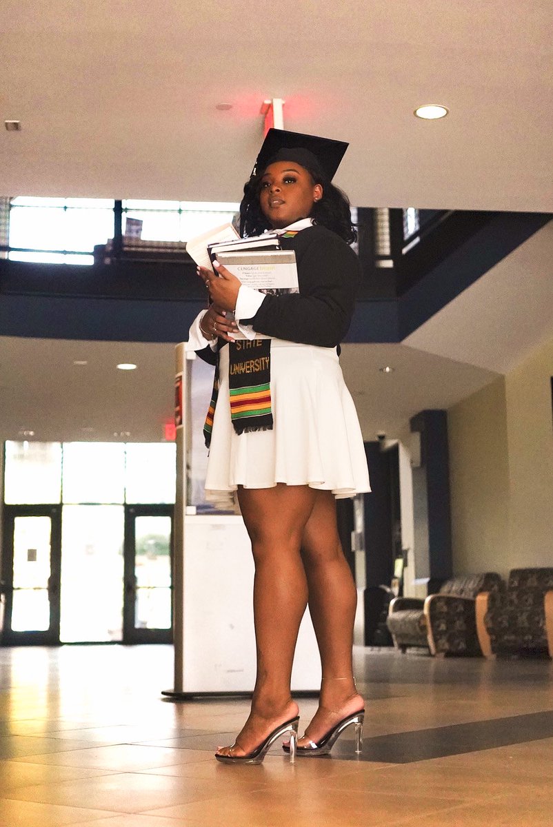 KJshotitFirst's tweet photo. 🐐🐐🐐🐐🐐Yes I took some of my own grad shots 📸💙🧡 Big Proud of Big a SSU Alumna forever grateful for the University by the Sea! And every client and Friend I’ve made along the way! It’s always love for Savannah🧡💙
#BookRAW 😈 #SSU https://t.co/tgzS9zTSyZ
