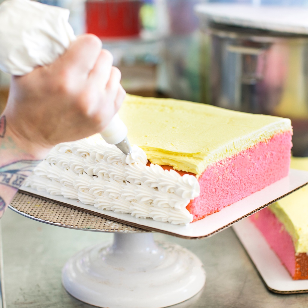 Pink lemonade cake can brighten any day.☀️