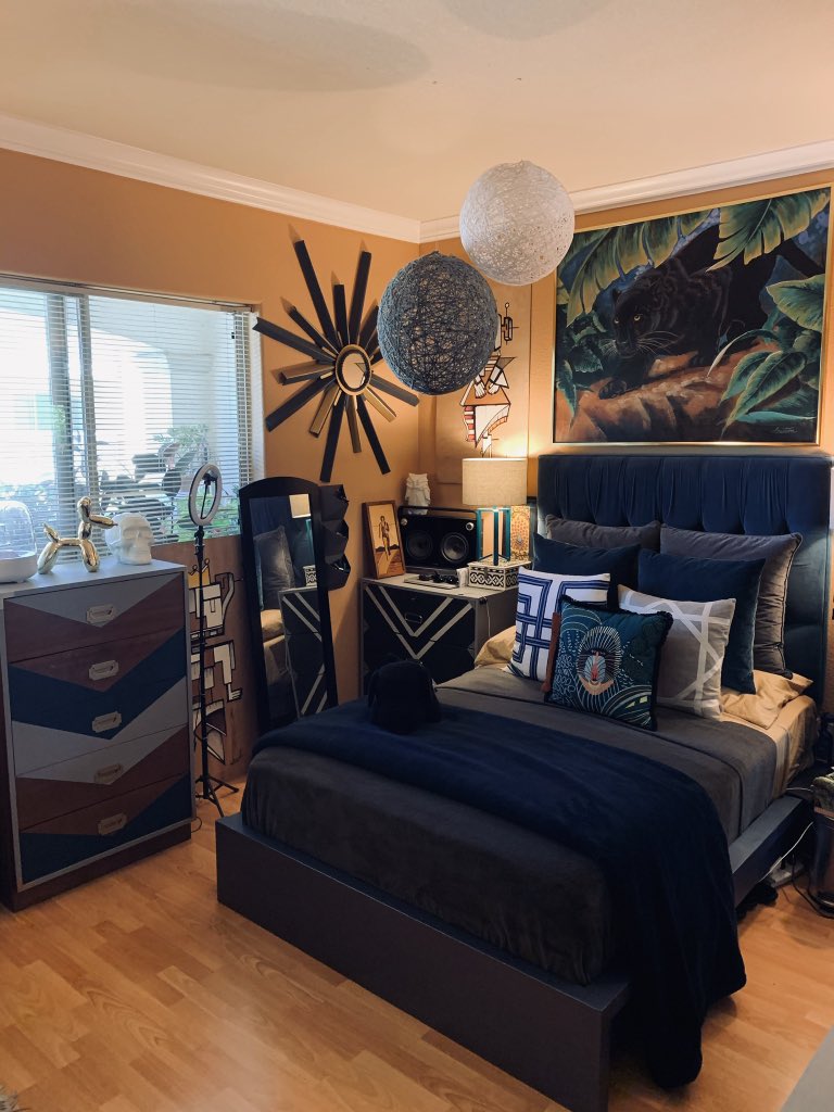 g_flo's tweet photo. @theolivegal I like pillows. Check mine out https://t.co/xHqt77rEhU