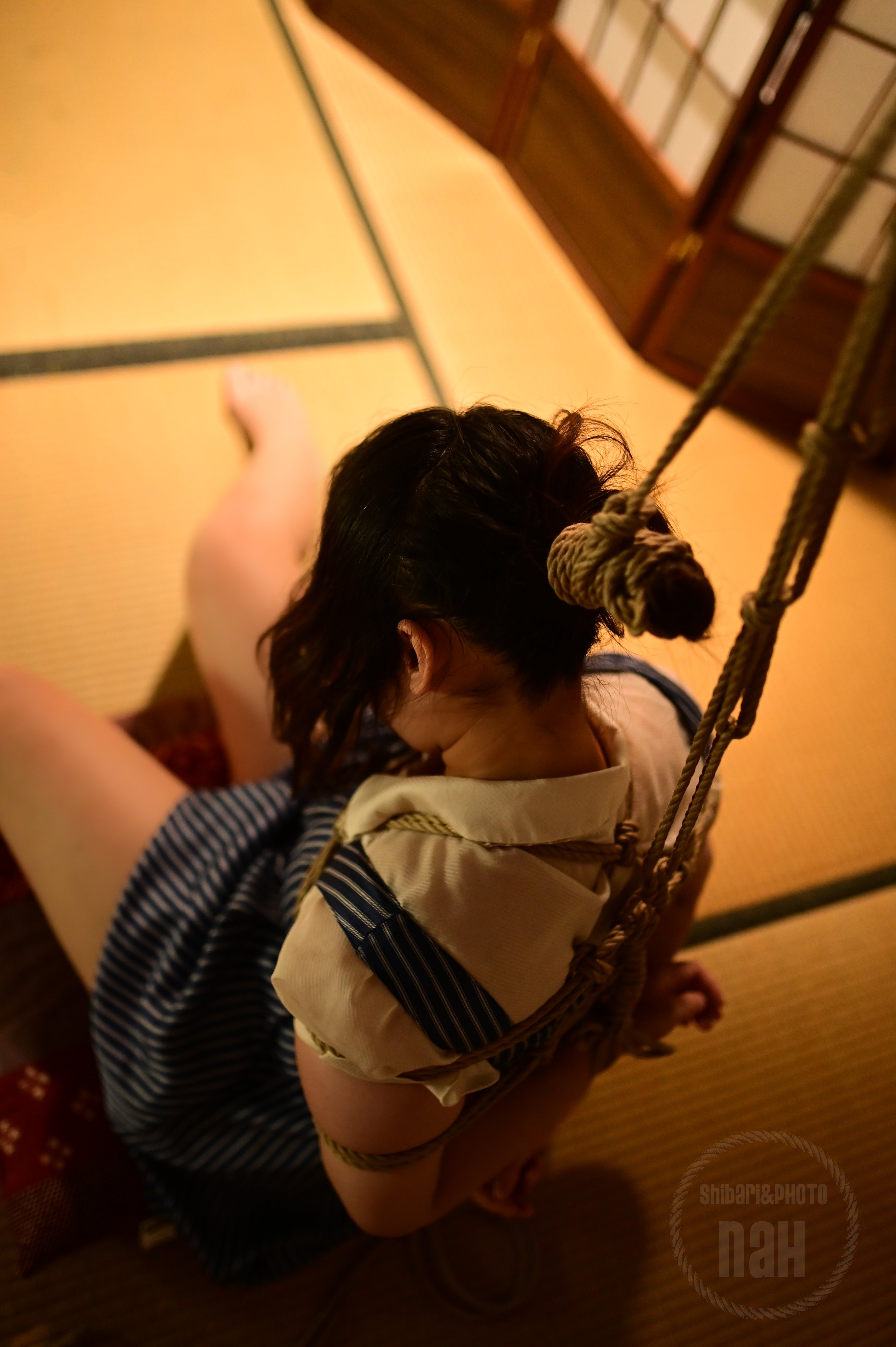 私服緊縛   私服緊縛 今回は俺の好きなブランドの服を持参してくれました。 可愛い縛りがいある！  縄がかかるとすぐに酔い始めたので背縄と髪の毛を引いて体制を維持させています モデル：MIAちゃん(@MIA98997291) #緊縛撮影 #制服 ...