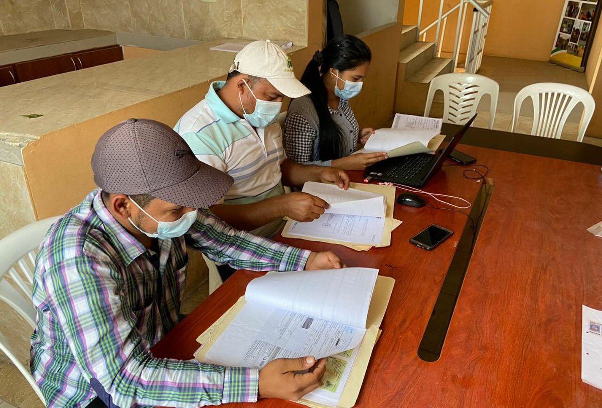Agricultura_CZ5's tweet photo. Técnicos de #SerAgro realizaron inspecciones de lugar de inversión y revisión de expedientes de crédito en los cantones: Ventanas y Urdaneta. Además entregaron los expedientes de crédito de #SúperMujerRural en las agencias de @BanEcuadorBP de Vinces y Catarama. #JuntosLoLogramos https://t.co/10KLdLXJEx