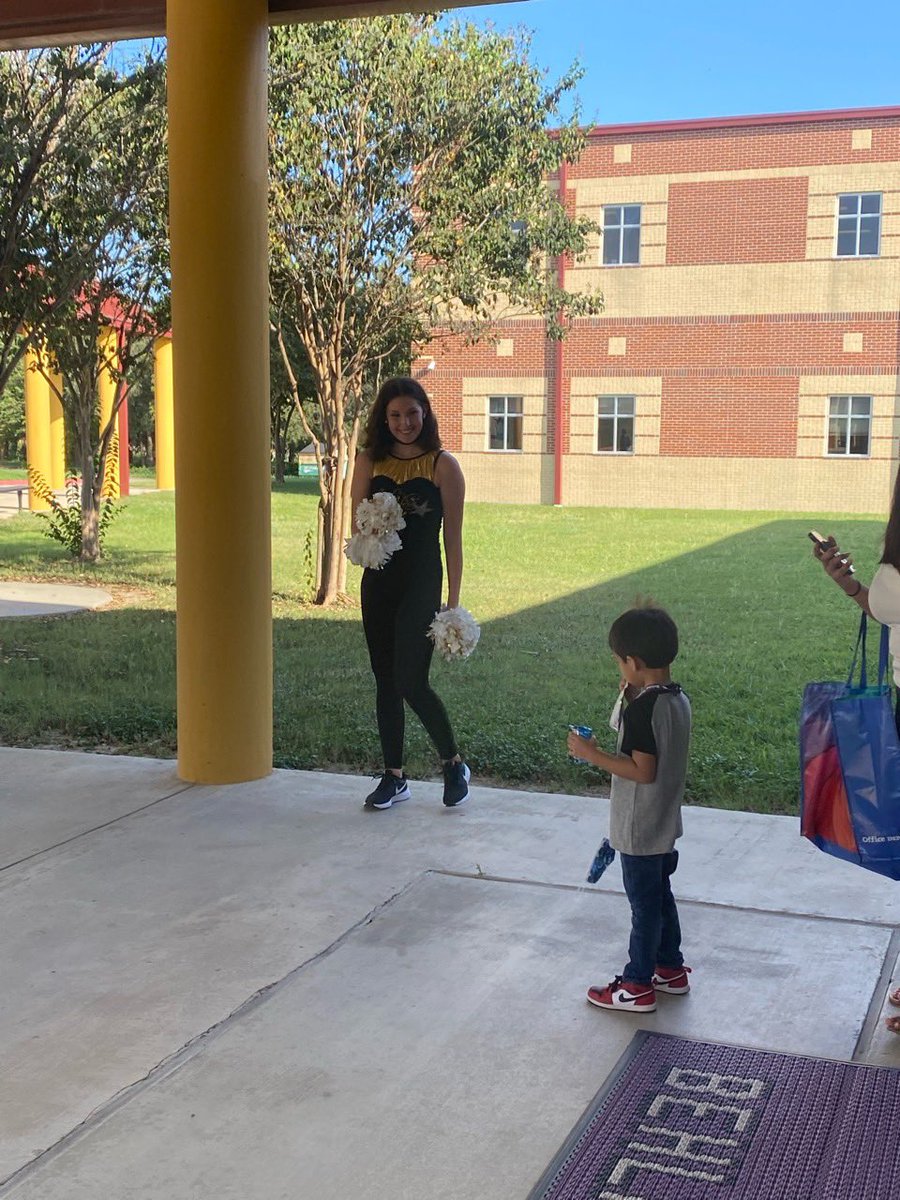 mjayteacher's tweet photo. Meet the teacher night with my favorite Brennan Golden Star and her team! https://t.co/mCo2lqzTiQ