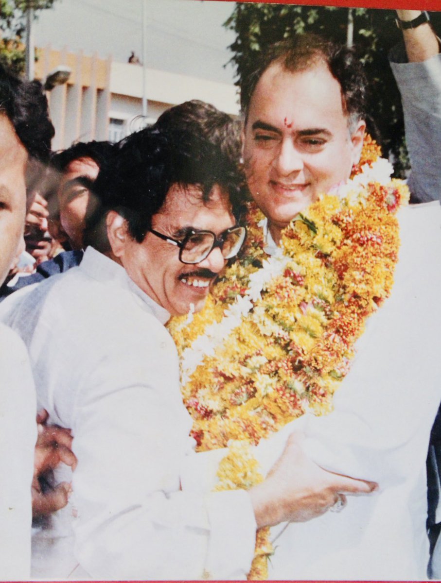 PawanRokadiya's tweet photo. आधुनिक भारत के निर्माता, संचार क्रांति और पंचायती राज के जनक, पूर्व प्रधानमंत्री भार�� रत्न अमर शहीद 'राजीव गांधी' जी की जयंती पर उन्हें श्रद्धापूर्वक कोटि-कोटि नमन एवं विनम्र श्रद्धांजलि।
#RajivGandhi #banswara #RajivGandhibirthanniversary #RememberingRajivGandhi #राजीवगांधी https://t.co/NLYgajSWZS