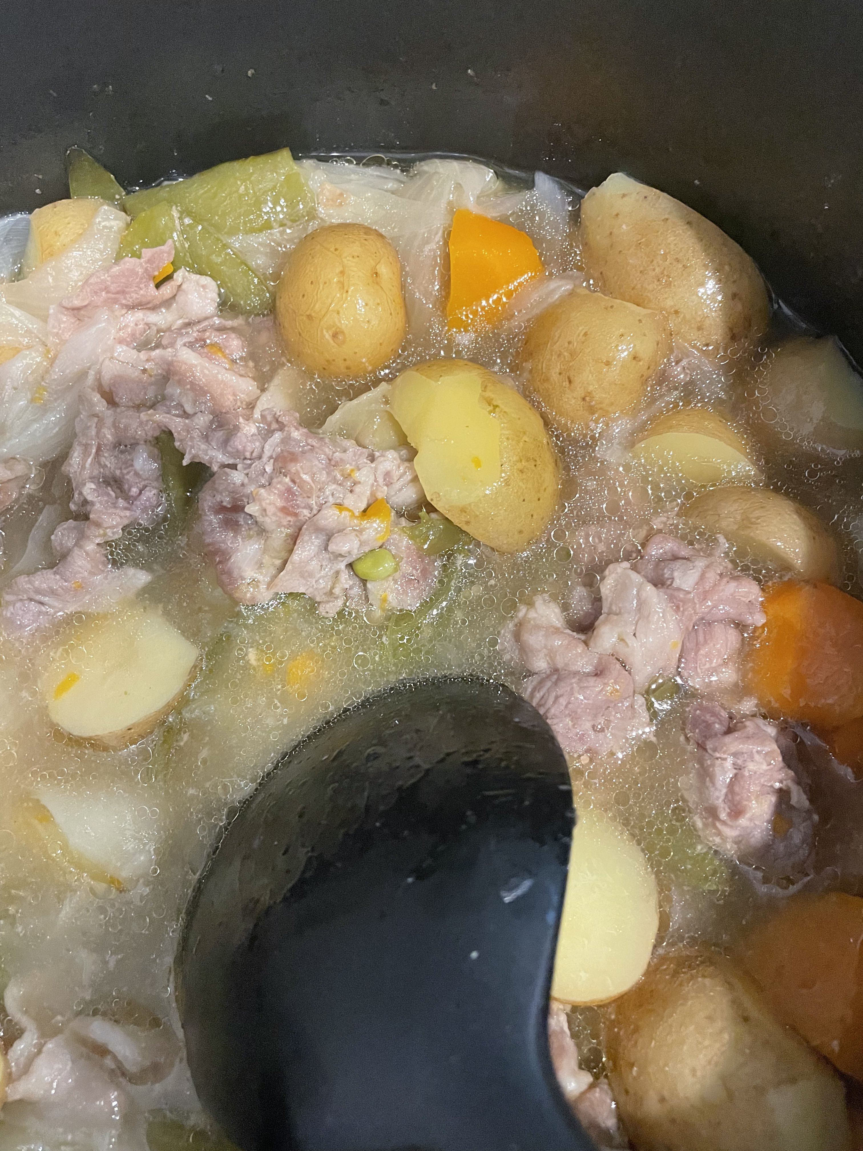 Stk42 すんごい適当に作った塩肉じゃがが美味しすぎる 味付けは牛ダシダと酒とみりんと塩こうじと水で圧力鍋で10分くらい 分量は全て適当です 肉は豚です 関東の人は豚だよね カレーも豚だよね T Co Cvz8mkwco6 Twitter