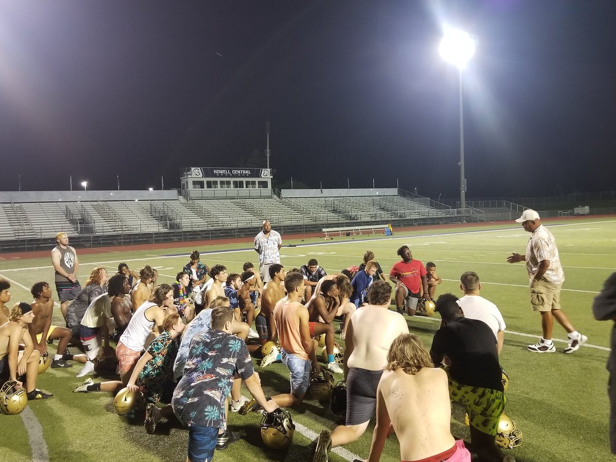 FHNFootball's tweet photo. Thank you to Hall of Famer and former NFL rookie of the year, Mr. Williams for coming to speak to the team. It was awesome and your message was well received!
And shout out to all the beach wear for beach night!
#FAMILY #OATH #LBmentality https://t.co/inOnAQMLAd