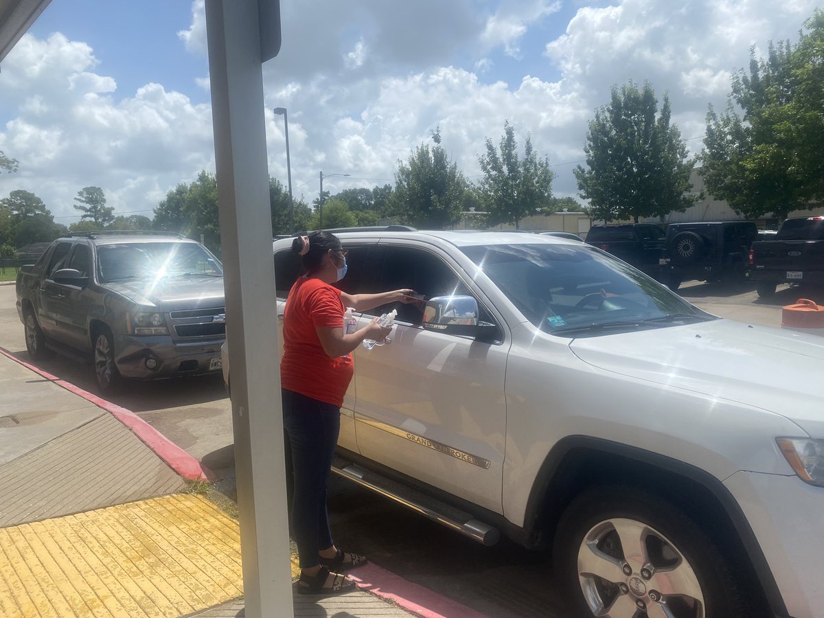 Backpacks, school supplies, free haircuts, Free COVID vaccines - Seguin ES is there for its families.   <a href="/juanseguinhisd/">Juan Seguin ES-HISD</a>  <a href="/Garibaldi3HISD/">Ingé V. Garibaldi</a>  @Achieve180_HISD