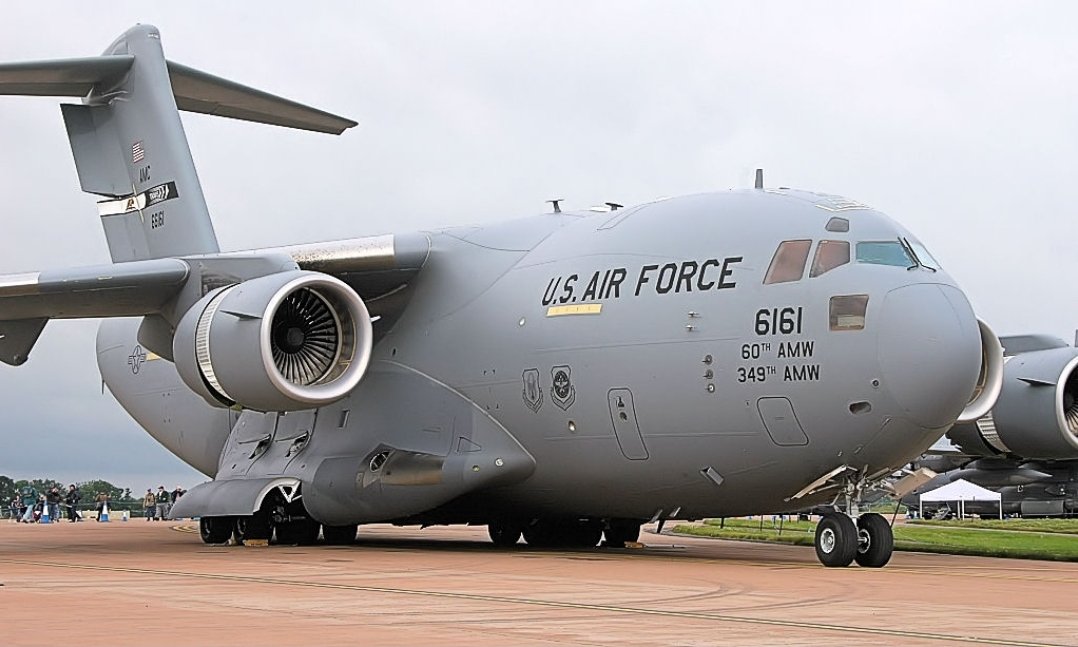 Azelements1's tweet photo. The windows give it away. No turbines and sits to low to be running under. #Afganisthan #plane #c17 #see17 https://t.co/V7gcqx50So