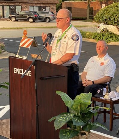 JohnRDallasJr's tweet photo. Yep, fun is part of @EnclaveAcademy’s curricula at @enclave_center — especially when I’m in the grip of Squeeze, @TheChicagoDogs’ mascot. Add home-run insights of the team’s CEO, Shawn Hunter, @EGVBusinessPark Fire Chief @EGFD200, and @EGVPD’s Chief Walsh, and #CampEnclave wins! https://t.co/xLQnK57R1c