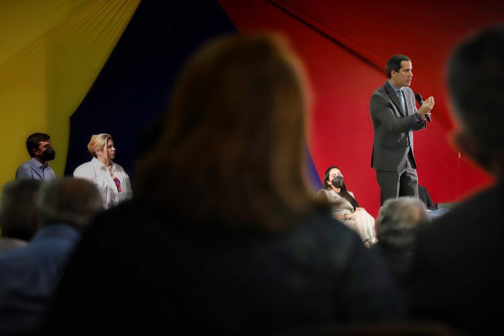 jguaido's tweet photo. Nuestro objetivo es claro: una solución al conflicto que atraviesa Venezuela a través de lograr un Acuerdo.

Por eso nos corresponde ejercer la mayoría en unidad y movilizar al país.

La alternativa democrática, el @FrentAmplioVzla y todos los sectores estamos juntos. https://t.co/EGuXd9px1W
