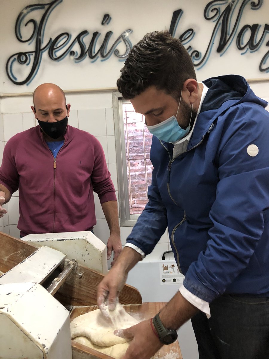 Jxc_hurlingham's tweet photo. Hoy junto a todo el equipo, @DelfinoLucasOk y @YoSoyMartiniano visitamos el Taller Protegido Jesús en Nazareth de William Morris📍
Cocinamos panes 🥖y armamos una huerta con un montón verduras! 🍆🍅🥕🌶
Además, Martiniano 
presentó su libro “Un futuro con futuro” ♻️ https://t.co/k35b1GM5BL