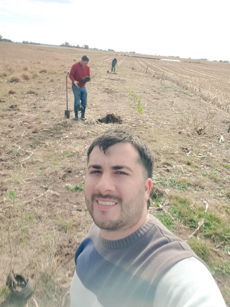 Pasamos las 200 plantas (la meta es llegar a las 600): álamos, robles, sauces, eucaliptos, pinos y araucanas, cuidando al 🌎 como se debe.