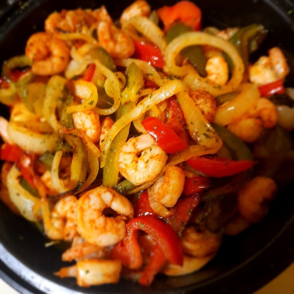 Finally enjoying  Shrimp Fajitas  made in my new air fryer! Took my culinary skills to a whole new level...
#cooking
#airfryer 
#airfryerrecipes 
#shrimprecipe 
#dinnerideasFinally enjoying  Shrimp Fajitas  made in my new air fryer! Took my culinary skills to a whole new lev…