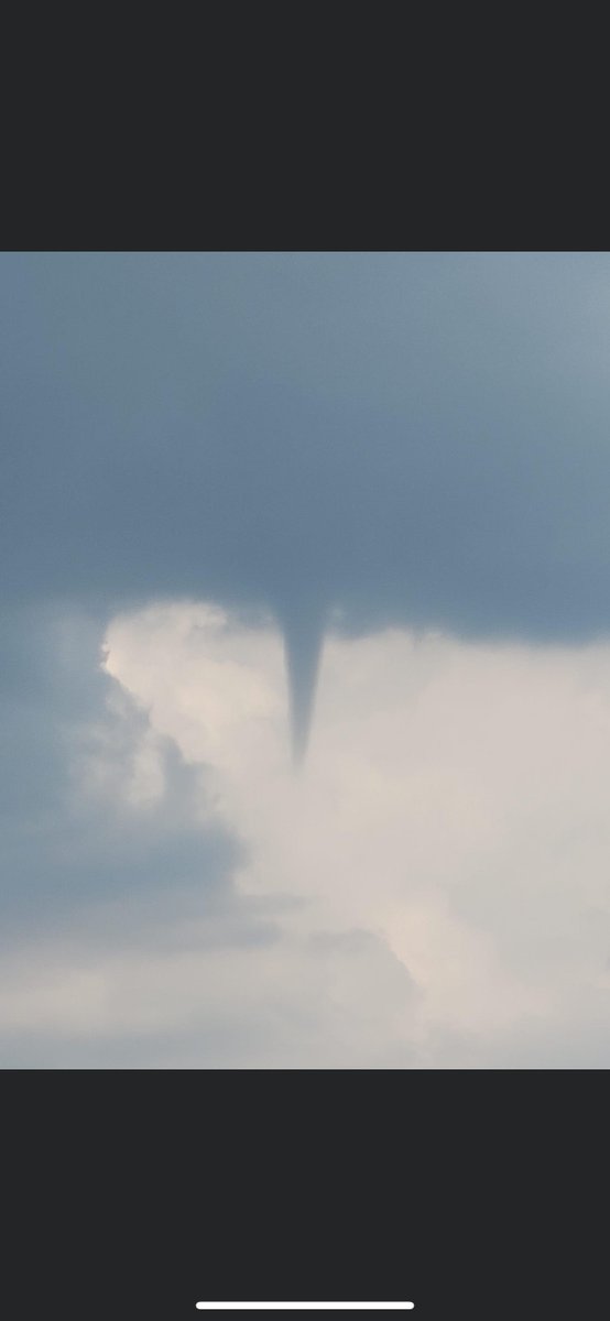 rexgamestudios's tweet photo. @NWSIndianapolis  -  Cousin just witnessed this small funnel near Lebanon IN about 12 minutes ago. https://t.co/LcS3XjNVZ9