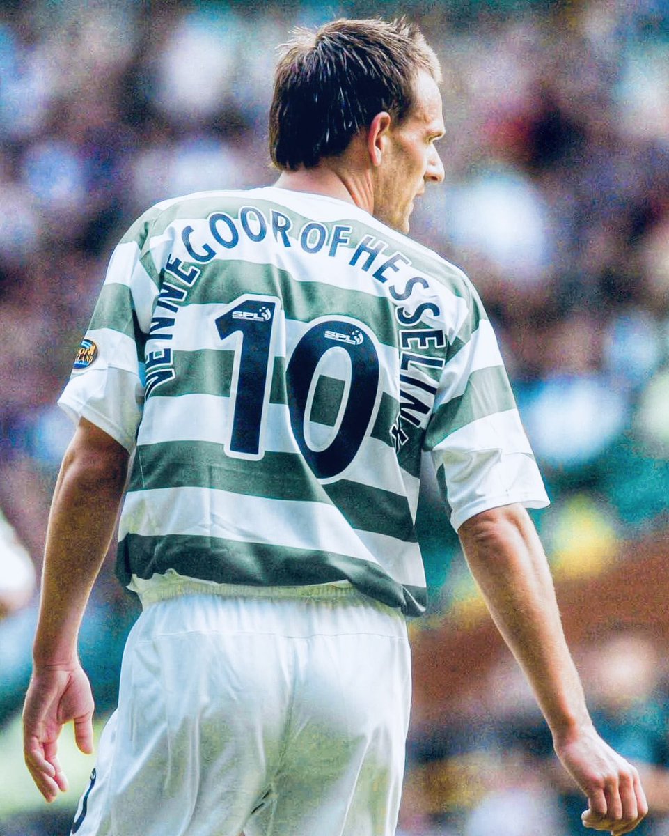 футболист со спины. Kaka футболист real. швайнштайгер футболист сзади. насри. футбольные фамилии.