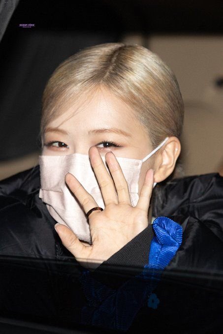 roseyfiles's tweet photo. [reopen] hello everyone, i’m roseyfiles and i’m back hehe. please retweet so more people can know that i’m gonna be posting photos and edits of rosé again! thank you 💚 https://t.co/Bf0b8TJ0xm