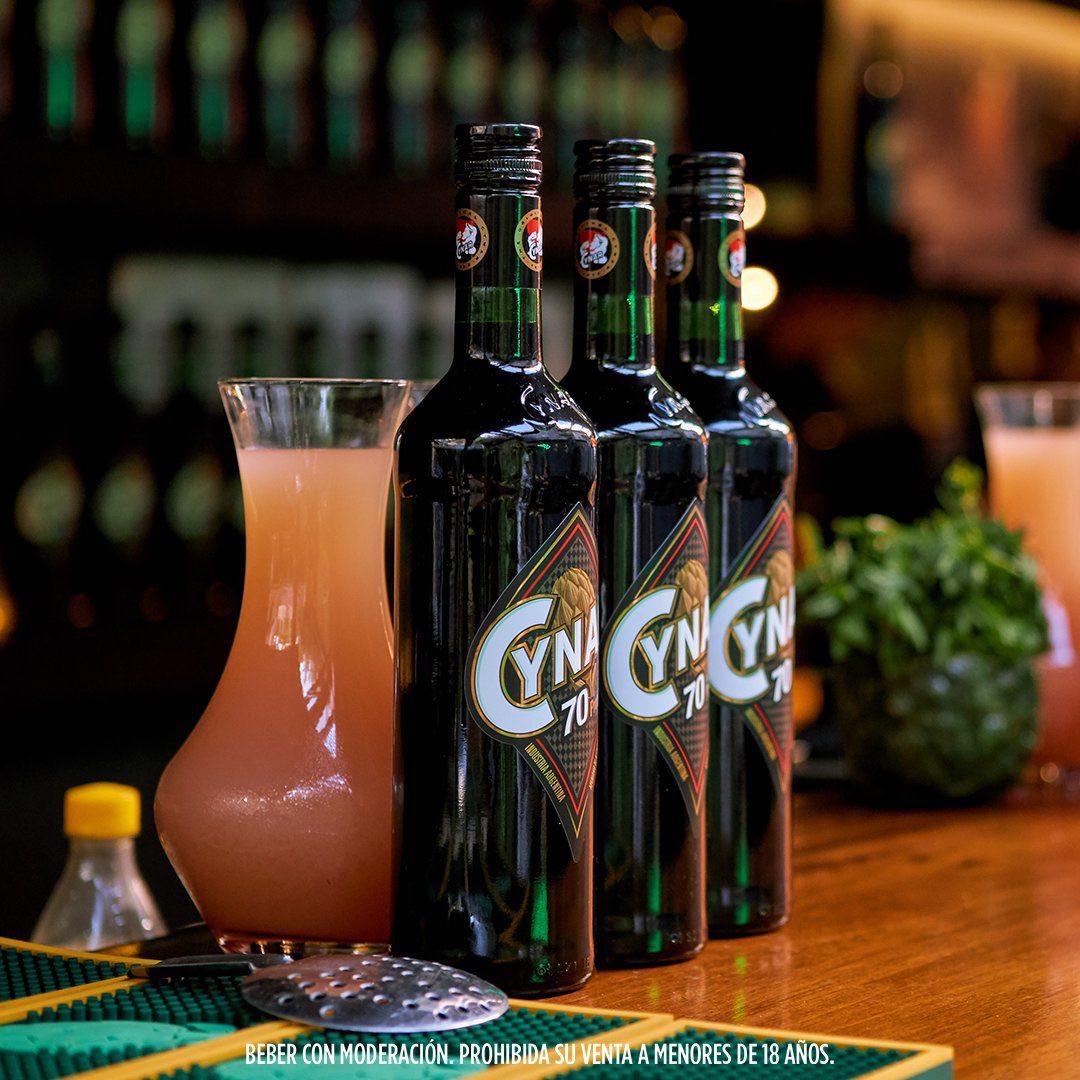 Te hago un Cynar con Pomelo?
- Cy, cy, cy, Haceme uno.