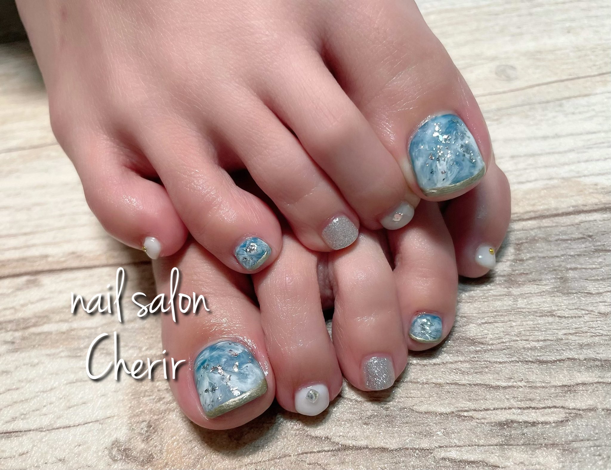 Cherir フットネイル マーブルネイル ニュアンスネイル 金箔ネイル ゴールドライン ホワイトカラー ブルーカラー サマーネイルデザイン 美爪 削らないジェル パラジェル Nailsaloncherir 上新庄 ジェルネイル スカルプ ネイル ジェルエックス