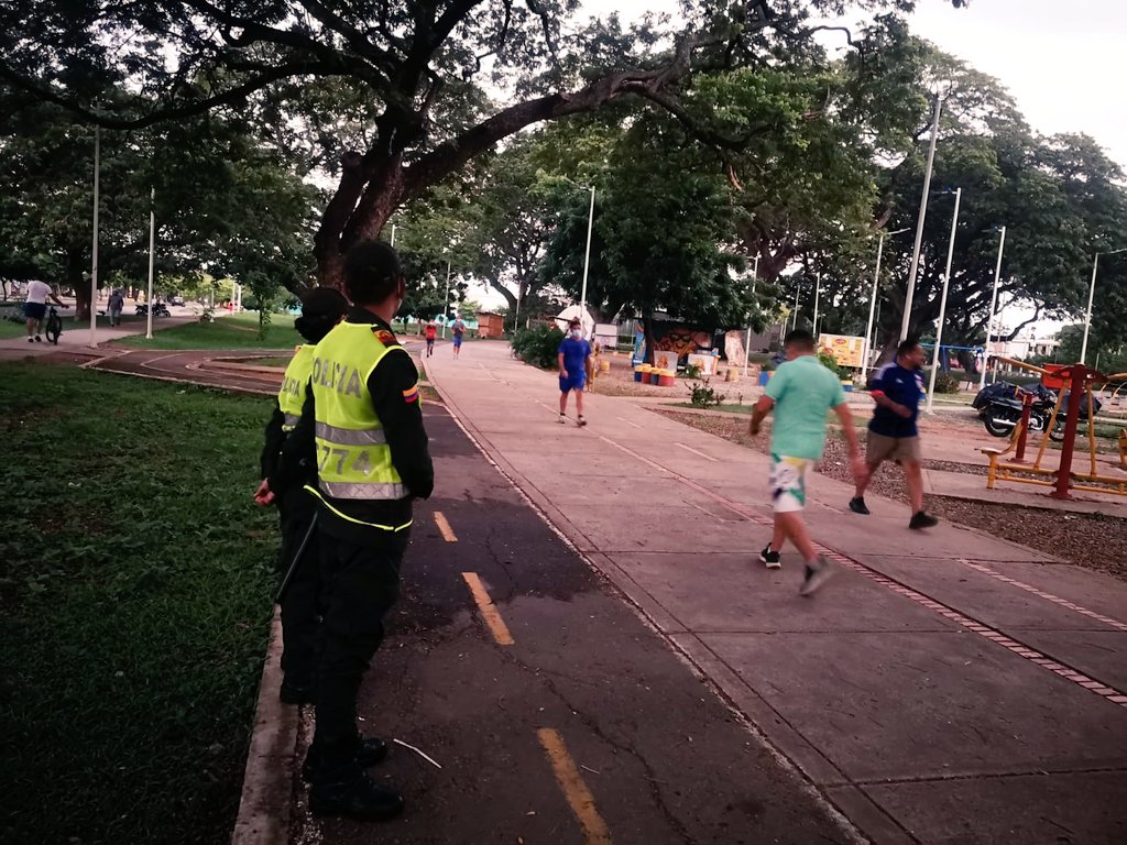 PoliciaDeCesar's tweet photo. #TodosContraElHurto en #Valledupar mediante estrategias de prevención con el grupo #PRECI llegamos a los barrios la #Nevada #Algarrobillos #Novalito con recomendaciones de seguridad. Recuerda nuestra línea de atención 1-2-3👮🏻‍♂️🚔🚨 #EsUnHonorSerPolicia #YoProtejoMiPaís 🚨👮🏻‍♀️ https://t.co/4gViWuRIDy