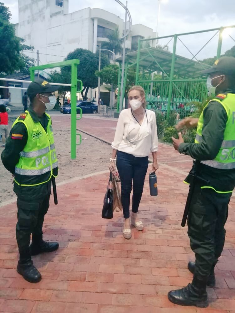 PoliciaDeCesar's tweet photo. #TodosContraElHurto en #Valledupar mediante estrategias de prevención con el grupo #PRECI llegamos a los barrios la #Nevada #Algarrobillos #Novalito con recomendaciones de seguridad. Recuerda nuestra línea de atención 1-2-3👮🏻‍♂️🚔🚨 #EsUnHonorSerPolicia #YoProtejoMiPaís 🚨👮🏻‍♀️ https://t.co/4gViWuRIDy