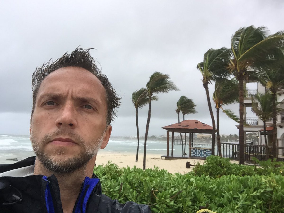 esereno's tweet photo. Esta es la cara de un cazador de huracanes después de alcanzar su objetivo: cansado 😑 pero satisfecho 😃
#playadelcarmen
#quintanaroo
#huracanGrace
#hurricaneGrace
#chasingGrace https://t.co/YCuLQGFVMk