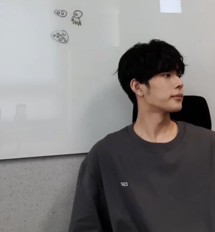 เพิ่งเห็นมุมนี้ของน้องซอนโฮ ตกใจเลย น้องโตขึ้นมากจริง ๆ ตอนนี้น้อง 19 ไทย 20 เกาหลี บทที่ได้รับน่าจะเป็นนักเรียนหรือเล่นประกอบสะสมปสก.ไปก่อน แต่อนาคตบทพระรองหรือพระเอกซีรี่ส์ไม่ไกลเกินเอื้อม อีก 2 ปีน้องมาแน่ๆ คอนเฟิร์ม