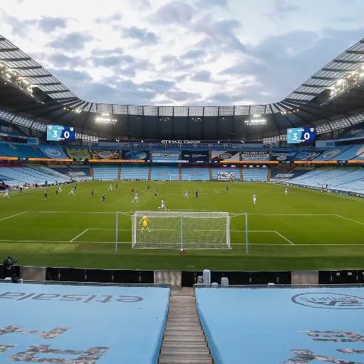 LUFCLiam_1's tweet photo. The stadium                  The owner

#MCFC #LUFC https://t.co/3NJSbrxVgf
