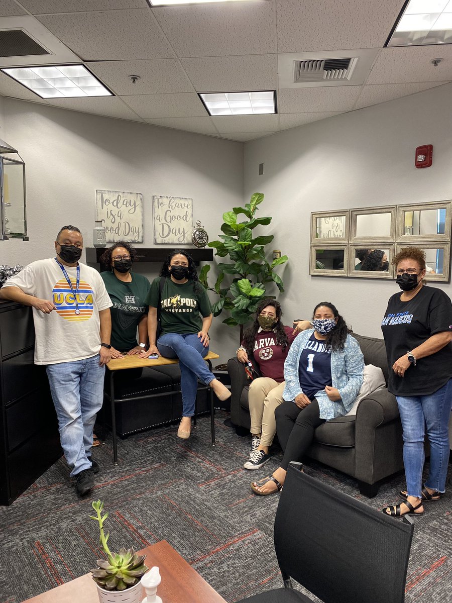 Val_IC23's tweet photo. #collegeshirtday #AVID #chucksandpearls @KamalaHarris @RVHSPrincipal16 @keepingupwithrv @RVHS_AP_MrsD @RVHS_Mustangs @ValVerdeUSD @RIMSAVID @CounselingRVHS #goteamGRAY! https://t.co/P5nC5iltZ5
