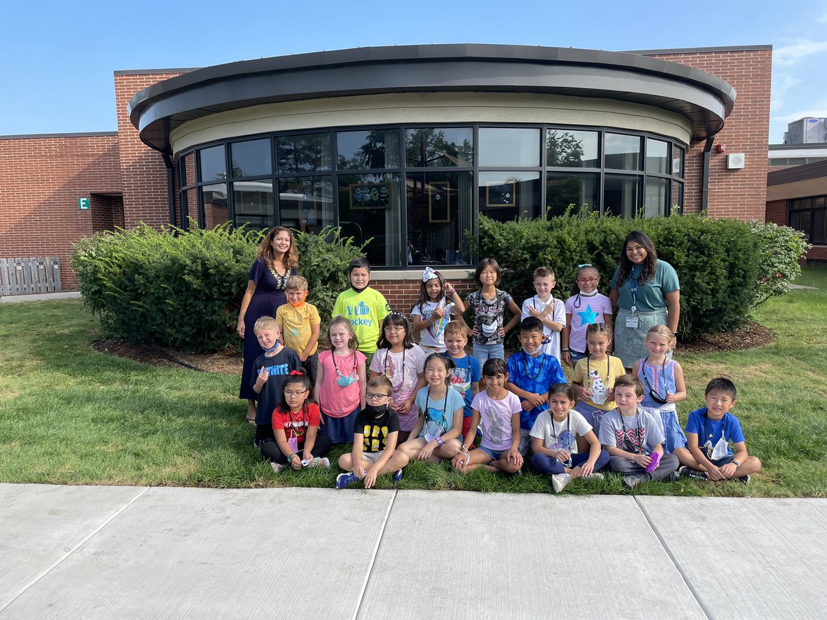 Second grade fun in @WBManchanda class and a beautiful day for a group photo😎 #coteachers #secondgrade #weareD34 #WBpandas