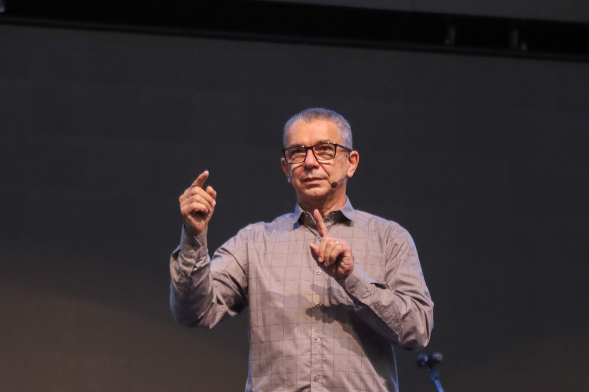 sedeverbodavida's tweet photo. "Precisamos retirar os entulhos do nosso relacionamento. Você vai ver a sua casa começar a brilhar!" - disse o pastor @Helmiton1 no #CultoDaFamília desta noite, ministrando sobre a reconstrução das famílias!

#VerboDaVida #VerboSede #SomosUmSomosMuitos https://t.co/mXUHRQCP9W