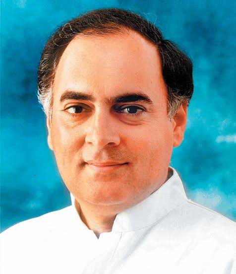 RayeesThillenk1's tweet photo. ആധുനിക ഇന്ത്യയുടെ പിതാവ് രാജീവ് ഗാന്ധി ജനിച്ച ദിവസം 
സംഘപരിവാർ അദ്ദേഹത്തിന്റെ പേരുകൾ ചരിത്രത്തിൽ നിന്ന് മായ്ച്ചു കളയാൻ ശ്രമിച്ചാലും
ജനകോടികളുടെ മനസ്സിൽ മായാതെ കിടക്കുന്ന സൂര്യ തേജസിന്റെ പേരാണ് രാജീവ് ഗാന്ധി  ഇന്ത്യയുടെ സൂര്യ തേജസ്സിൻ്റെ ത്യാഗോജ്ജ്വല സ്മരണകൾക്ക് മുന്നിൽ പ്രണാമം. https://t.co/U9TcW1ENzJ