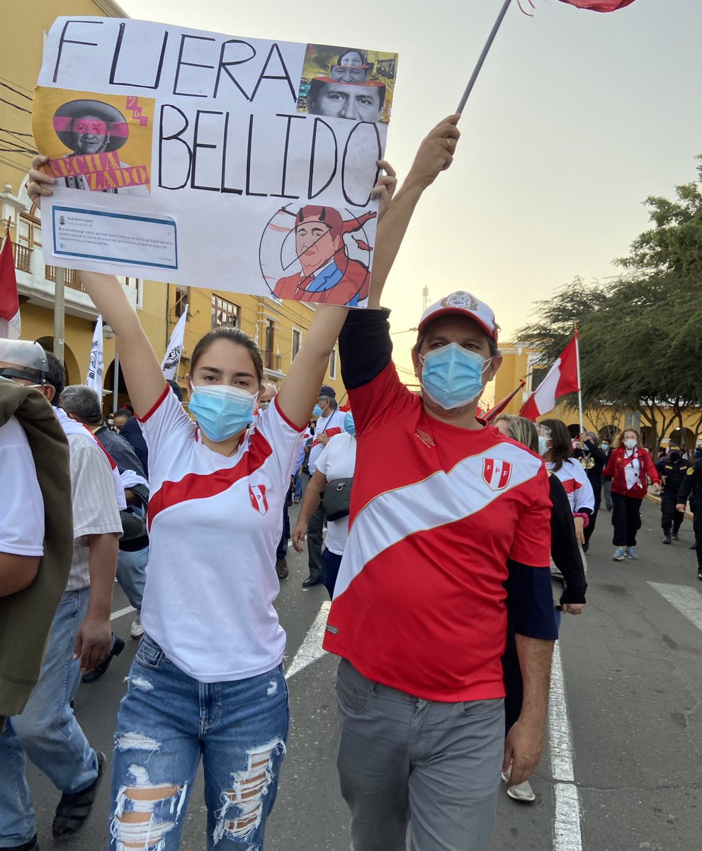 Desde la plaza de armas en Ica, con mi papá, lo gritamos fuerte y claro, ¡FUERA BELLIDO! #FueraBellido #FueraImpresentables