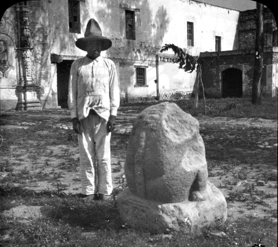 Un hombre posa junto a un monolito prehispánico en Huexotla, 1896. 
El monolito es conocido popularmente como 'la rana”. #Diadelafotografia #fotografia