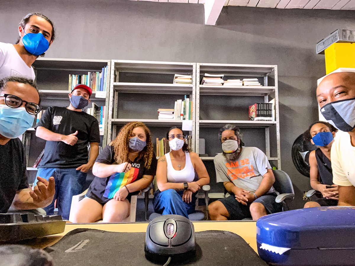 Hoje foi dia de reunião do FAVELADOC 
Confabulamos sobre o processo. 
Vem aí a Mostra “Memórias Faveladas”.
Todes convidades ! 
Neste sábado, (21/08) - 18h - Na Praça Verde - Em frente ao <a href="/RaizesMovimento/">Instituto Raízes em Movimento</a>. 🎞🎥📸