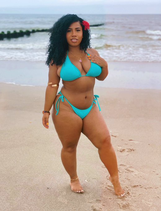 Summertime fine 🥥 https://t.co/eIwRInKnQ2