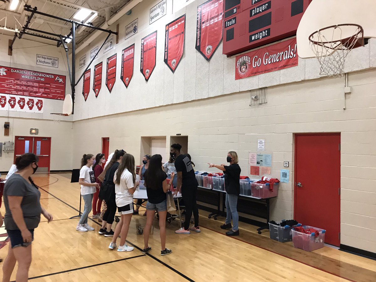 D61EJH's tweet photo. Great to see all of our students and families at orientation today! #EJHPride #D61Learns #BetterTogether https://t.co/Za8KB1bh0U