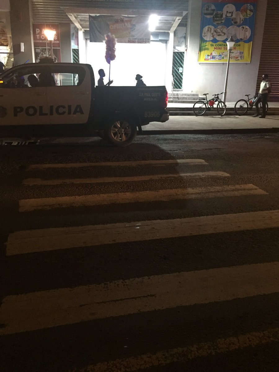 elmoic_pty's tweet photo. Qué bonito el carro de @ProtegeryServir estacionado en un cruce de peatones @AlvaroAlvaradoC @soychorrerano @PanamaOesteC13 @ATTTPanama @NitoCortizo @tvnpanama @TReporta @lachorrera1855 https://t.co/HTKBIQ6iia