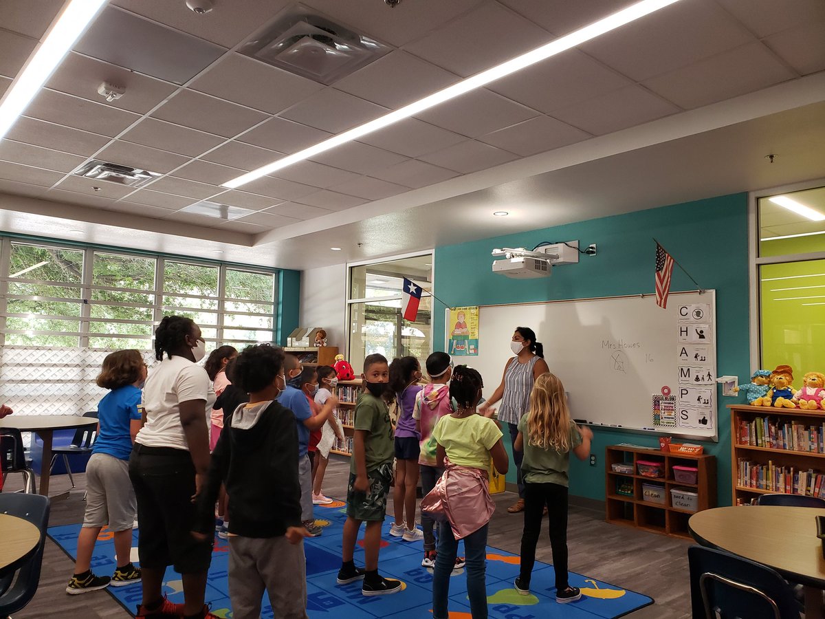 mrs_pompaclass's tweet photo. First library visit of the year and practicing our cursive w. 📖✍Today was a good day! 🦁 @PVLionsRead #pvlionpride #Pompa3rdgrade https://t.co/J7XWyyWB3x