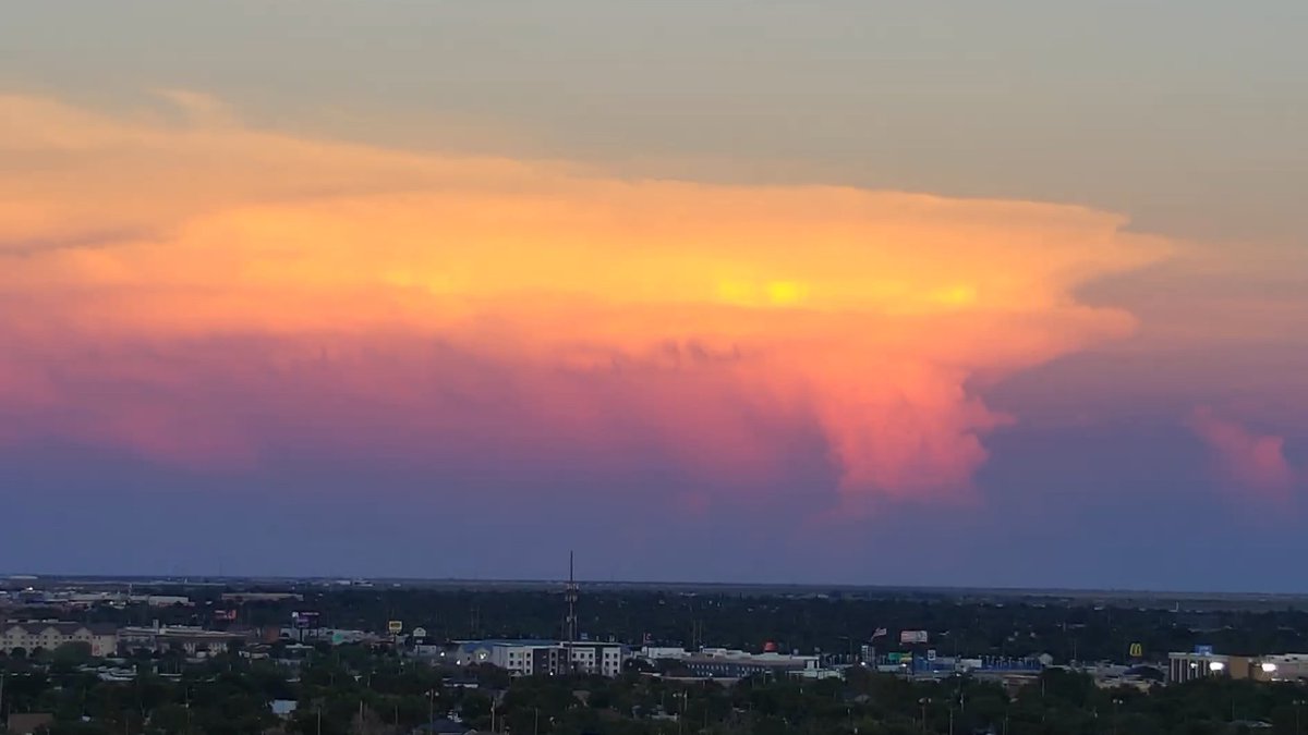 JohnHarrisWx's tweet photo. Thunderstorm over Childress, TX at Sunset #storms #thunderstorm #phwx #txwx #lbbwx https://t.co/13GjhN5PJT