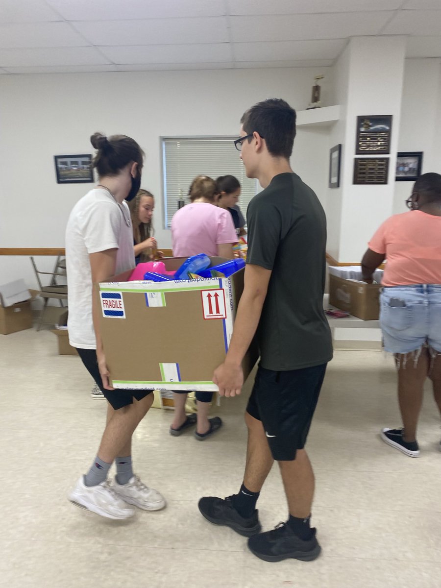 FLX_AD's tweet photo. Thankful for all of our student-athletes who kicked off the year volunteering at Fill the 🚌! #communityservicematters #leaders #AllStudentsAllStaffOneFamily @MaryMadonna6 @WaterlooFamily @UnitedWay @delia_olufsen @ellensqh @TribeWMS https://t.co/ezJP8fI9zT